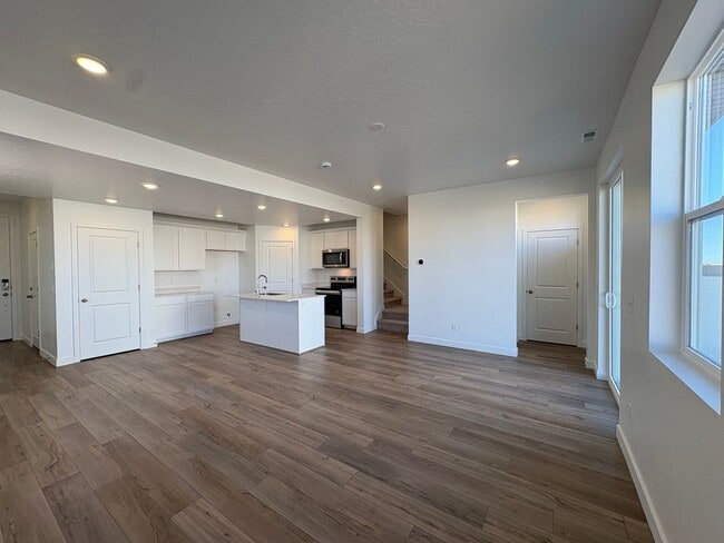 Building Photo - Gorgeous End-Unit Townhome in beautiful Sa...