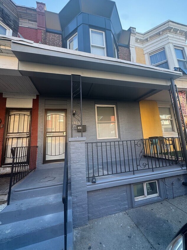 Foto principal - Renovated 4bd/1bth House with Rear yard!! ...