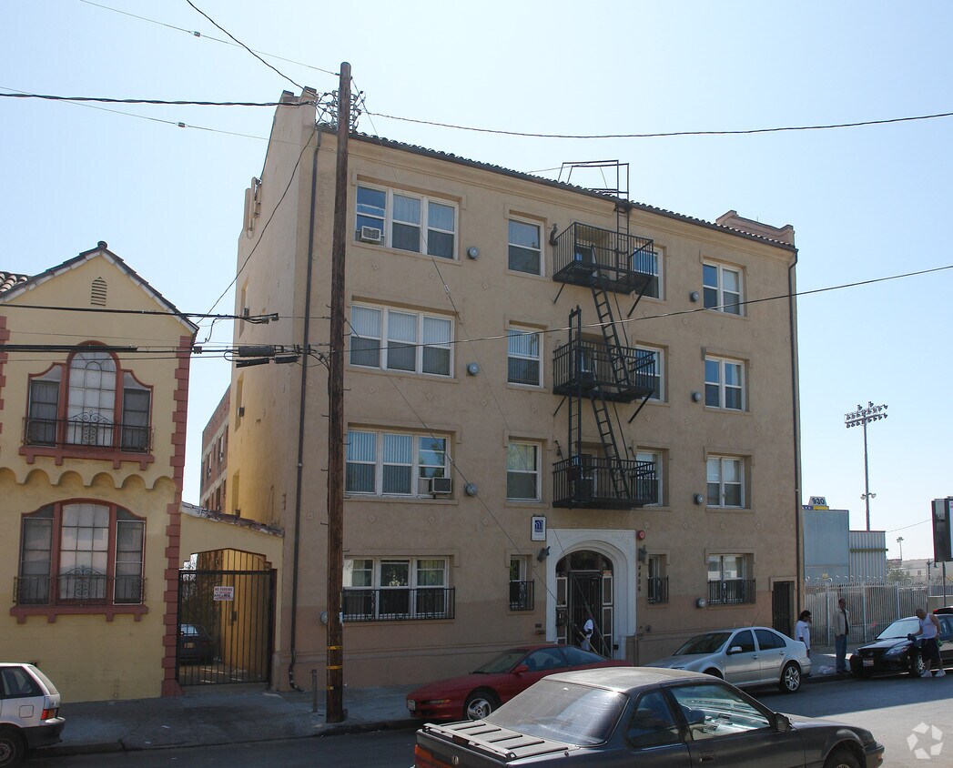 Building - 4456 Lockwood Ave