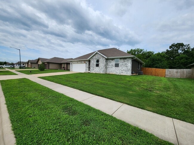 Building Photo - Spacious 3-Bedroom, 2-Bathroom Home AVAILA...