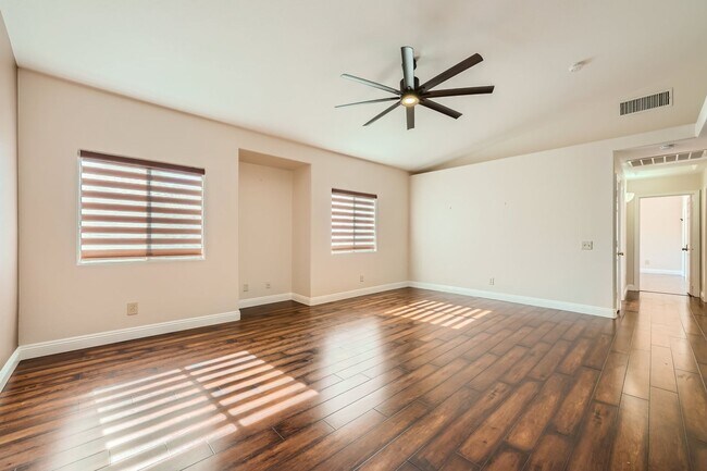 Foto del edificio - Elegant 2-Bedroom Condo in Gated Community with Pool and Spa