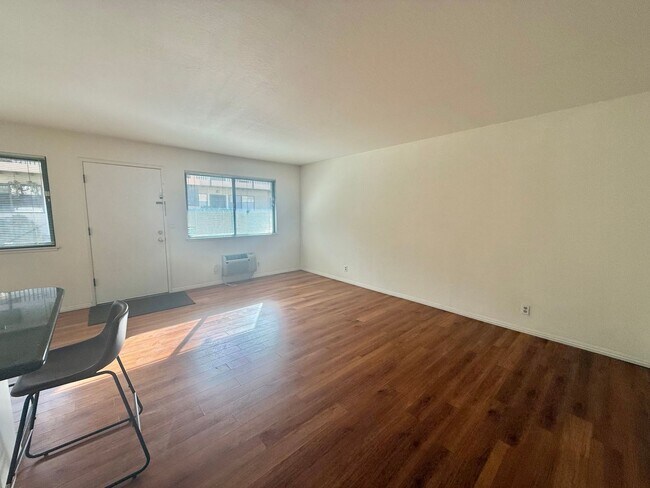 Building Photo - CAMPBELL - Downstairs unit in desirable location
