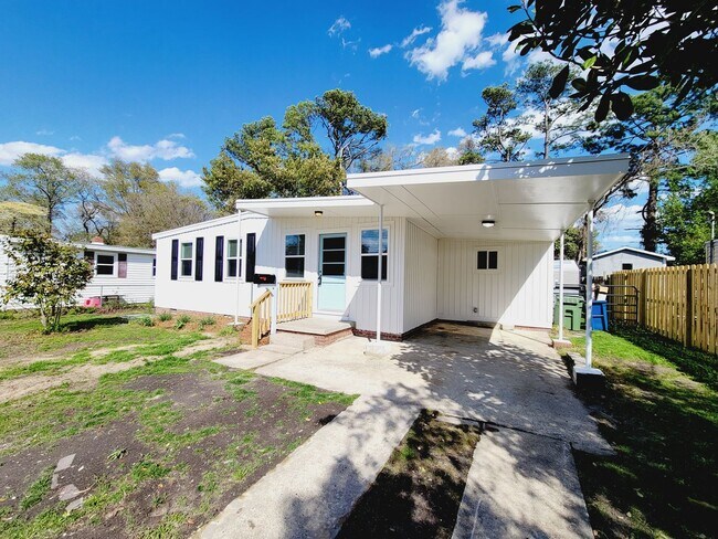 Building Photo - SUNSET PARK - Updated interior and fenced ...