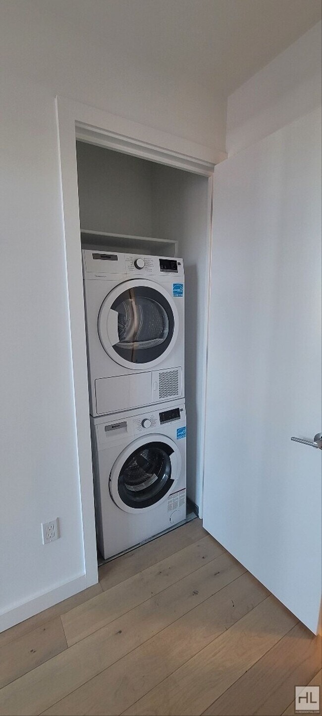 Foto del edificio - Modern 1-Bedroom Apartment with a Balcony!...