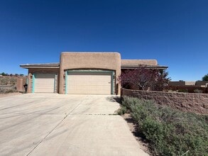 Building Photo - 1521 Vargas Rd SE