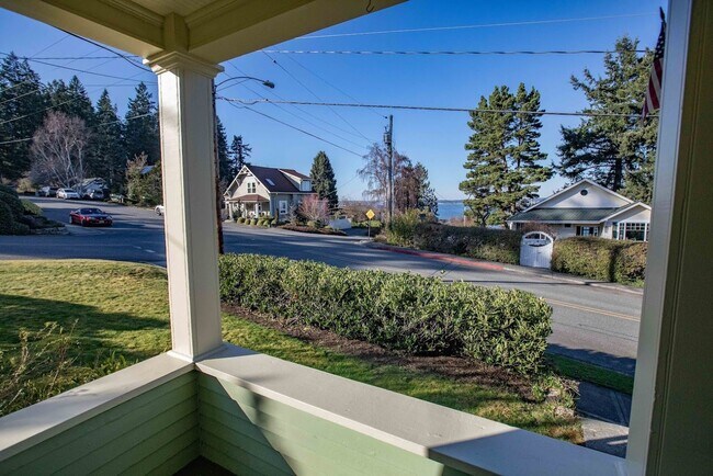 Foto del edificio - Gorgeous Vintage Home in Downtown Langley with Detached Guest Studio!!