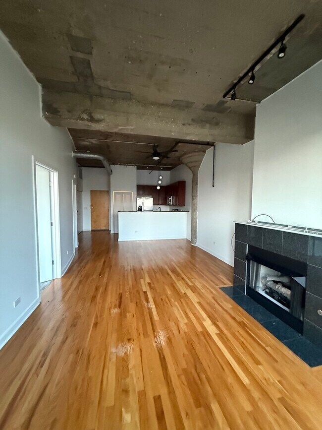 Building Photo - 1071 W 15th St