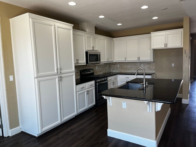 Building Photo - Beautiful Rocklin 4 Bedroom, 3-1/2 Bath 28...