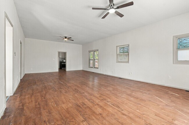 Foto del edificio - 403 E 6th St