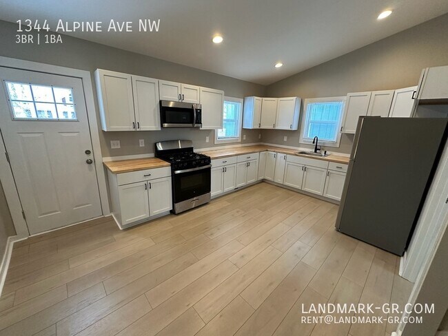 Building Photo - AVAILABLE NOW & MOVE IN READY - 3 bed sing...