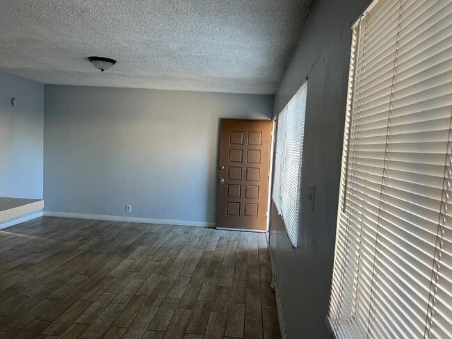 Foto del edificio - 9318 Victoria Ave