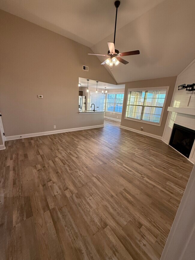 Foto del edificio - 1100 Cardinal Creek Dr