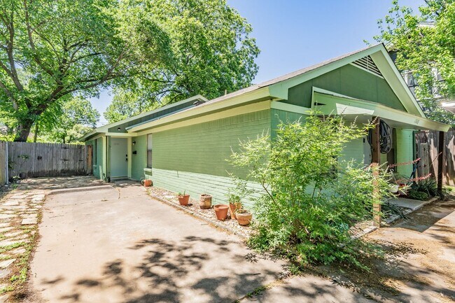 Building Photo - Super cute and recently remodeled duplex -...