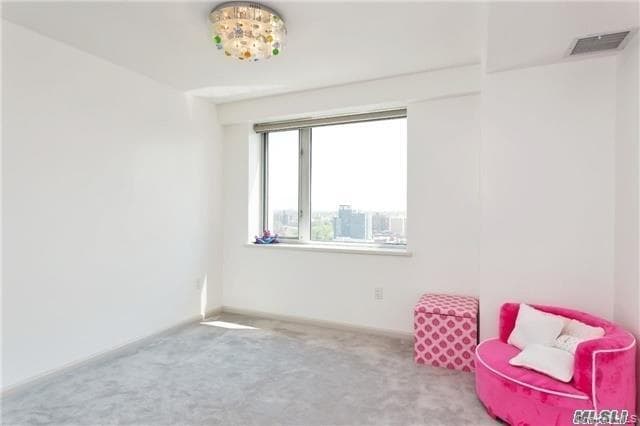 Foto del edificio - 37-20 Prince St