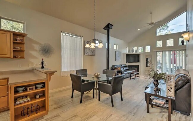 Comedor, Puerta del patio - 210 W Cedar Ave