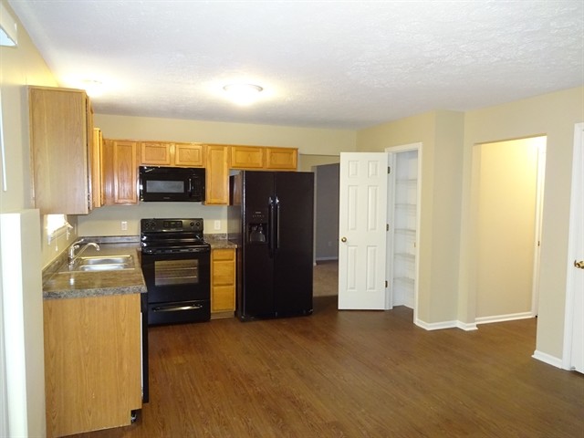 Foto del edificio - 6345 Creekshore Lane