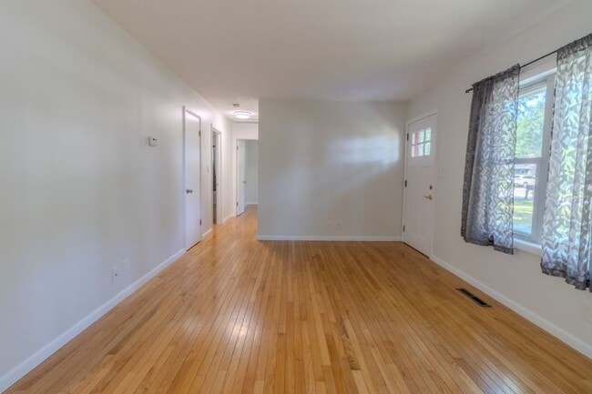Building Photo - The Little Bungalow of Your Dreams Near East Bay! 2BR / 1BA Long-Term Rental