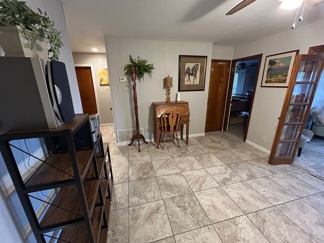 Building Photo - **Application Recevied** MUST SEE! 3 bedro...
