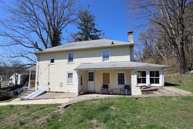 Foto del edificio - 48 W Branchville Rd