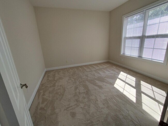 Building Photo - 38 Glencairn Ave