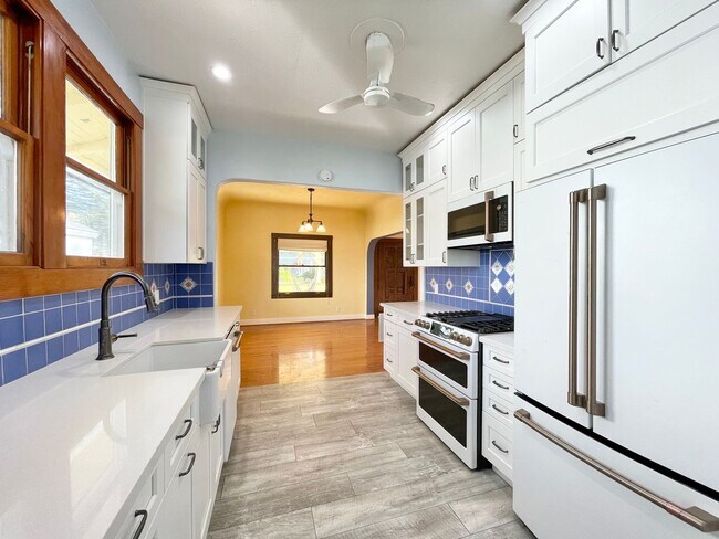 Building Photo - 4941 10th Ave