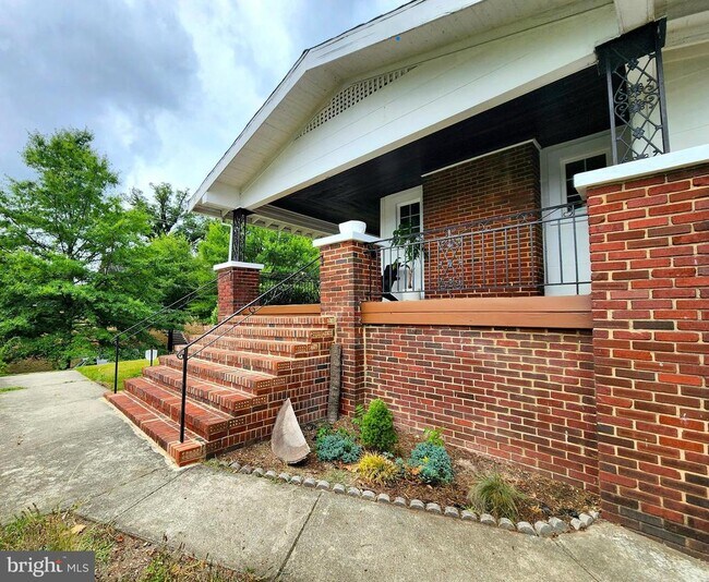 Building Photo - 1320 Irving St NE