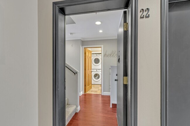 Foto del edificio - Spacious 2bed/1.5 bath 2-Story Condo for R...