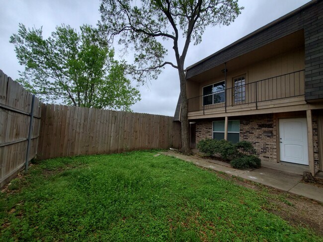 Patio de entrada principal - 6333 -6339 Granbury Rd,