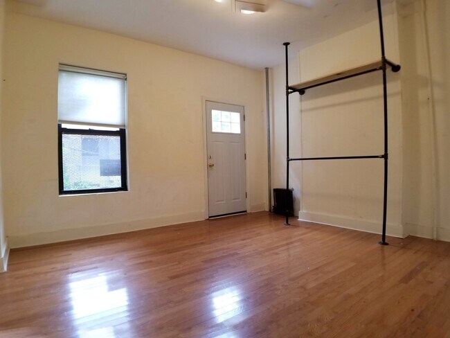 Building Photo - 1316 Halsey St