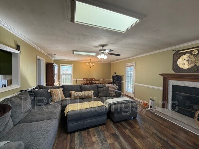 Building Photo - 401 Pam Ln