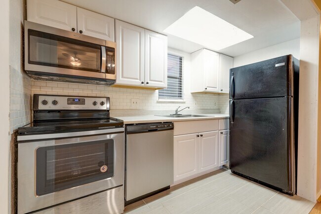 Foto del edificio - UT PRE-LEASE: 2 BR / 2 BA West Campus Condo - Walk to Campus - Newly Remodeled Kitchen