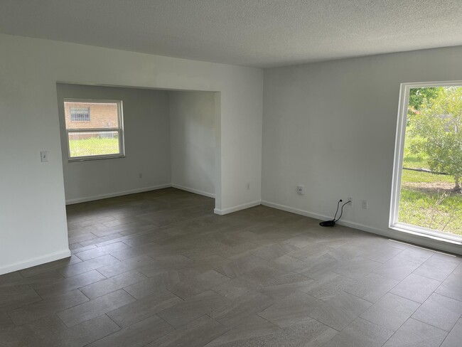 Building Photo - 1054 Daytona Dr NE