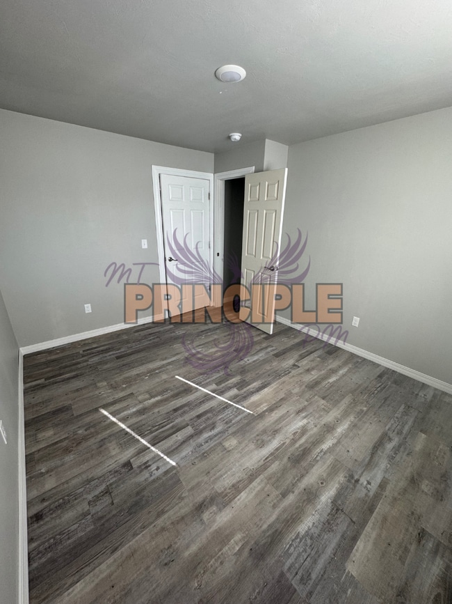 Building Photo - Renovated 2 bedroom Duplex on the flats