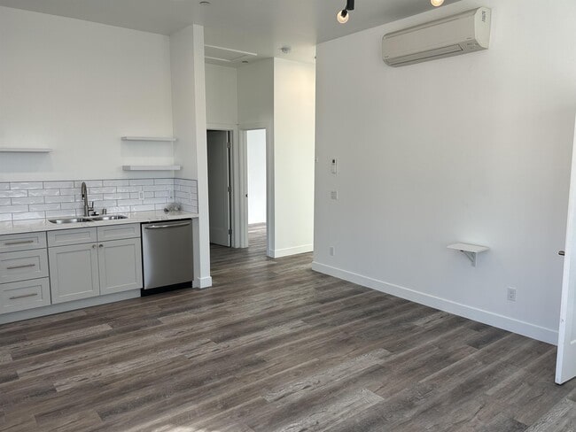 Building Photo - 3716 Villa Terrace