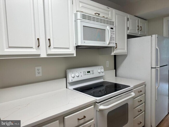 Building Photo - 4847 Chevy Chase Dr