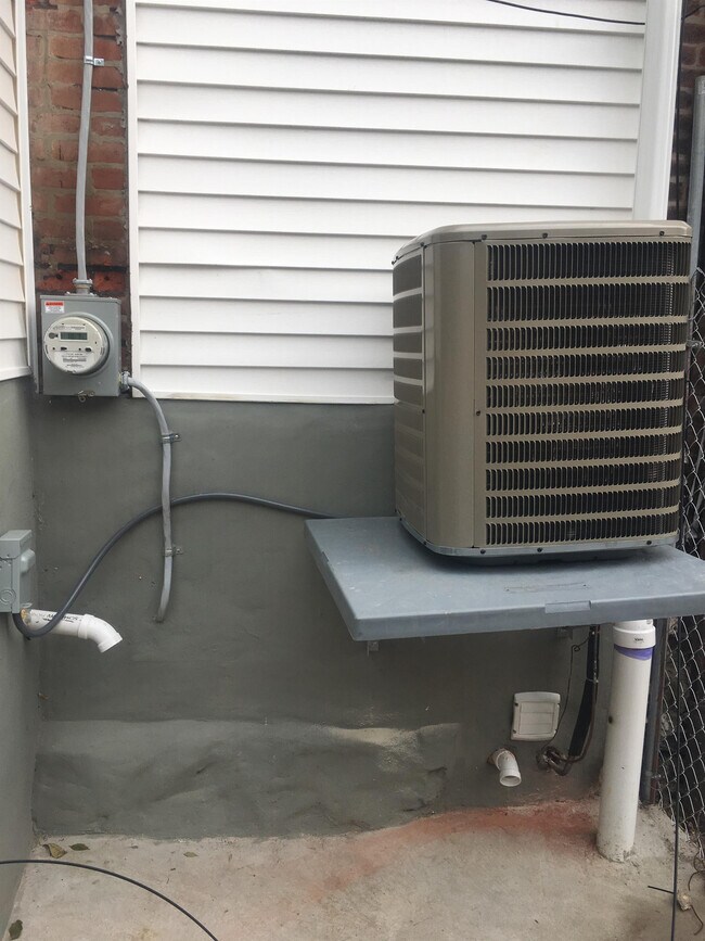 Building Photo - 519 E Queen Ln