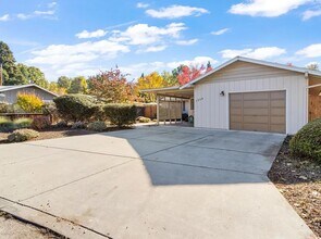 Building Photo - 1224 Siskiyou Blvd