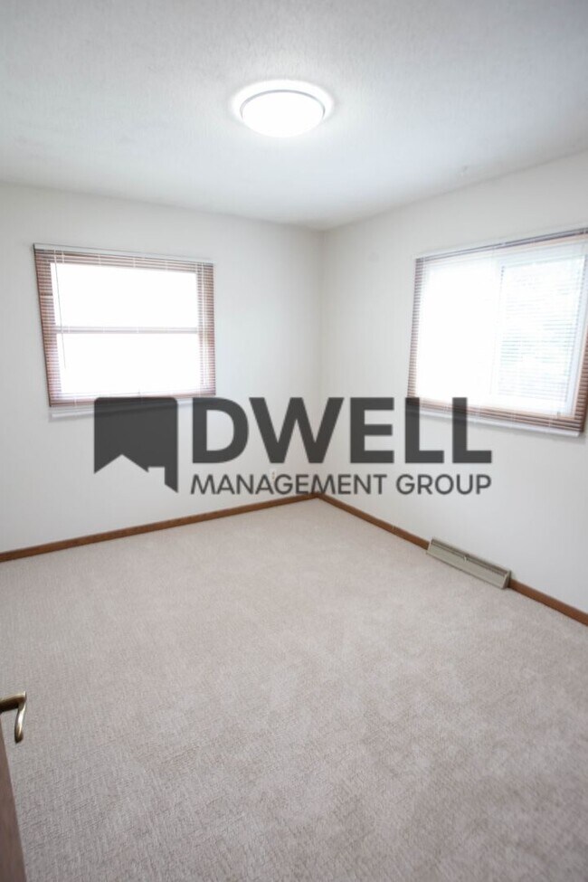 Building Photo - Large Home in Stewartville