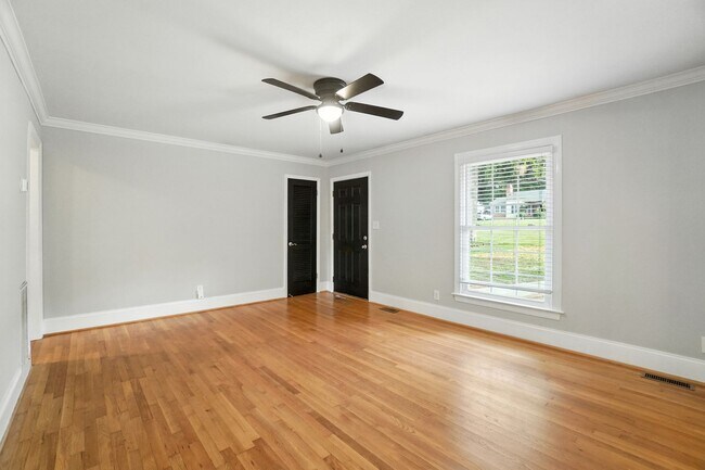 Building Photo - Perfect blend of Charm and Convenience!