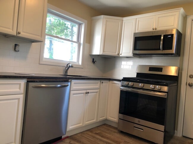 Kitchen - 33 Hartwell St