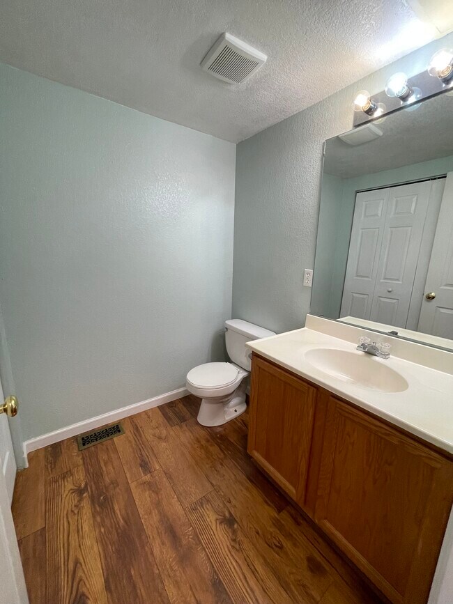 Main Floor 1/2 Bath - 1997 Oakcrest Cir