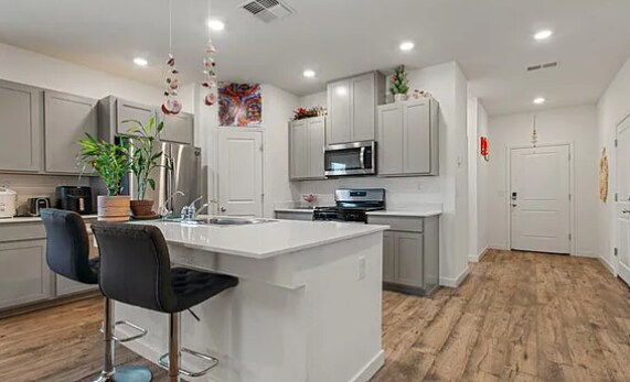 Foto del edificio - 675 Mahogany Dr