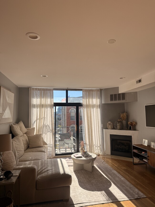 Foto del edificio - 651 N Milwaukee Ave