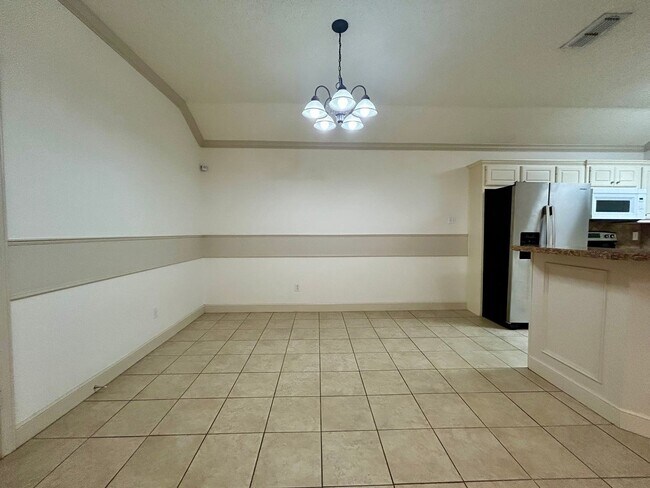 Foto del edificio - Charming & Spacious Garden Home Located In...