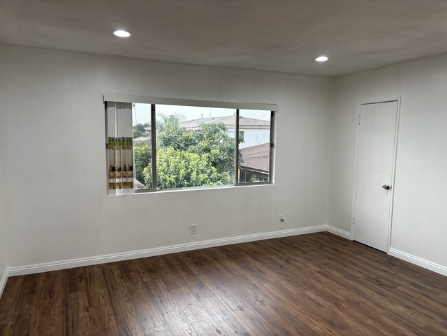 Large lightfilled apartment - 3421 W 109th St