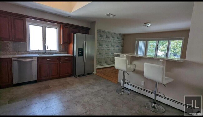 Building Photo - 3 bedroom, 2 bath on REMSEN STREET