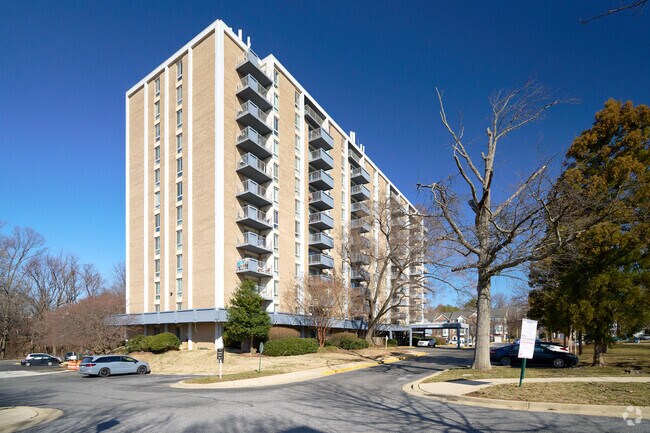 Torre Waterford 14000 Castle Blvd. - Waterford Tower Apartments