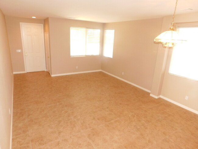 Building Photo - SINGLE STORY 3 BED/2BATH