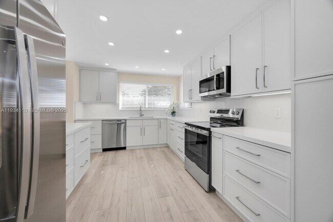 Foto del edificio - 6110 SW 79th St