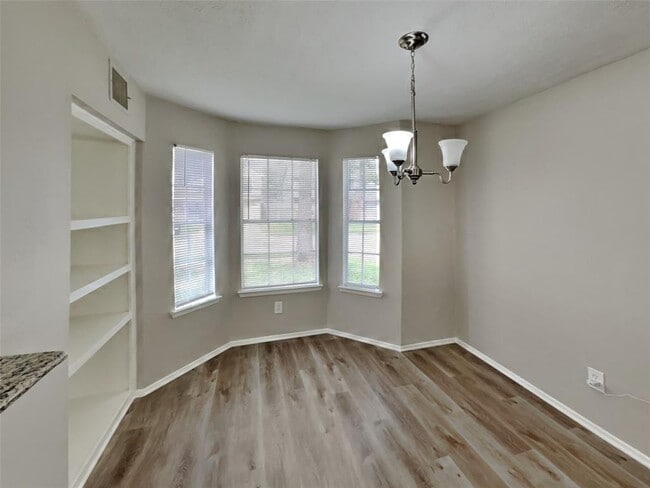 Building Photo - 8522 Lake Crystal Dr
